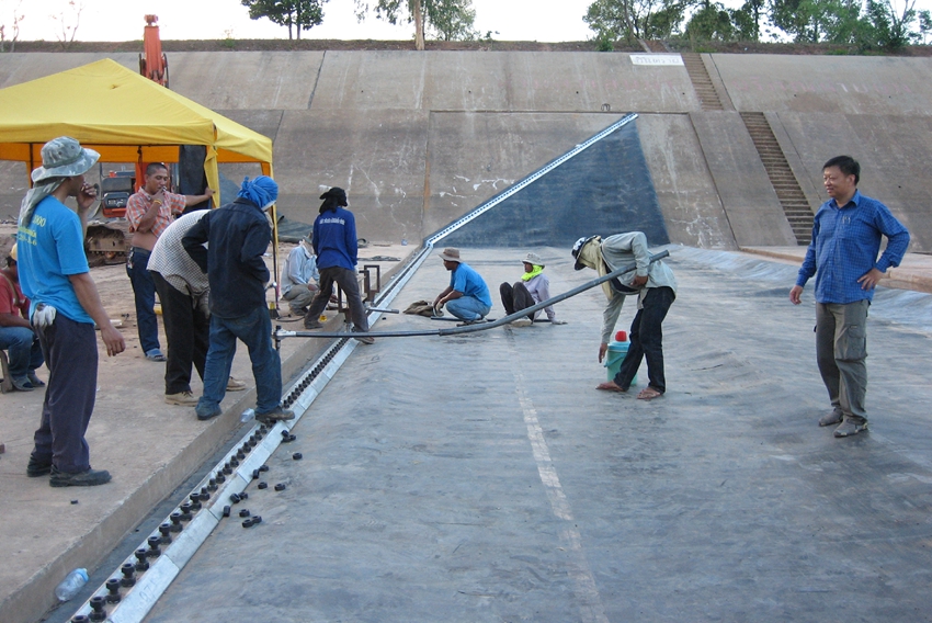 This rubber dam with L=93m, H=4.15m in Thailand, built originally by an oversea company, was rebuilt by BIC on March 9th, 2009 since it was damaged after running for four years only.