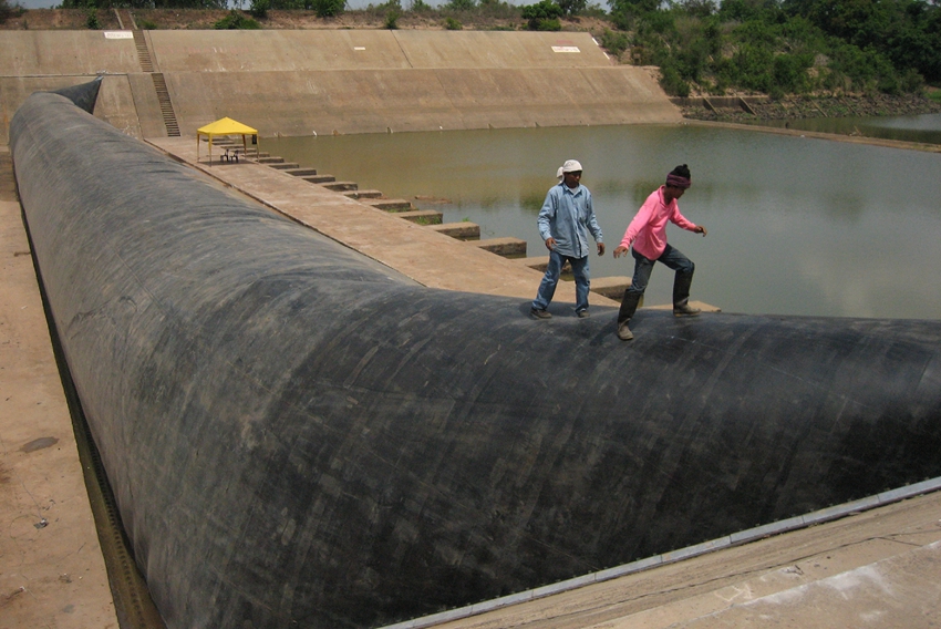 This rubber dam with L=93m, H=4.15m in Thailand, built originally by an oversea company, was rebuilt by BIC on March 9th, 2009 since it was damaged after running for four years only.