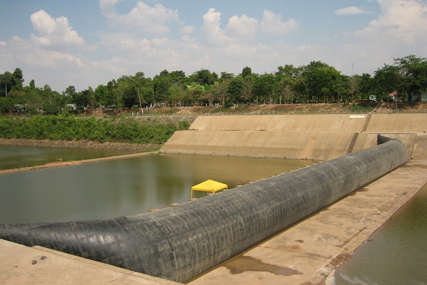 This rubber dam with L=93m, H=4.15m in Thailand, built originally by an oversea company, was rebuilt by BIC on March 9th, 2009 since it was damaged after running for four years only.