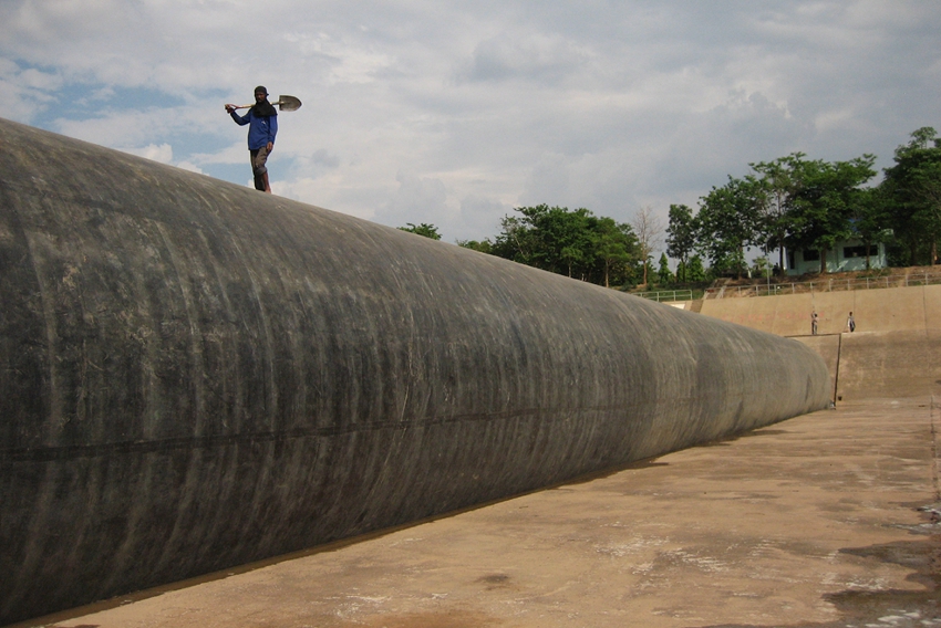 This rubber dam with L=93m, H=4.15m in Thailand, built originally by an oversea company, was rebuilt by BIC on March 9th, 2009 since it was damaged after running for four years only.