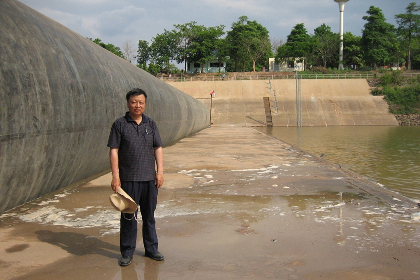 This rubber dam with L=93m, H=4.15m in Thailand, built originally by an oversea company, was rebuilt by BIC on March 9th, 2009 since it was damaged after running for four years only.