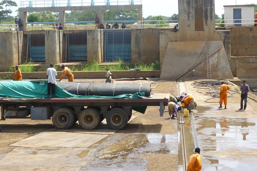 The first rubber dam in Africa by an internationally renowned foreign company in 1997, it happened bursting in 2007 and was beyond repair. It was reinstalled and commissioning by Beijing IWHR Corporation in February 2, 2010, it have been put into operation now. The length of Dam is 49.5m; the height of Dam is 2.25m.