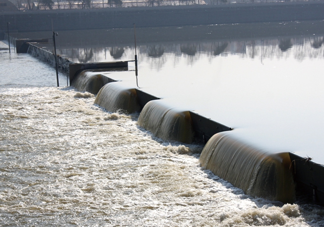 spillway gate