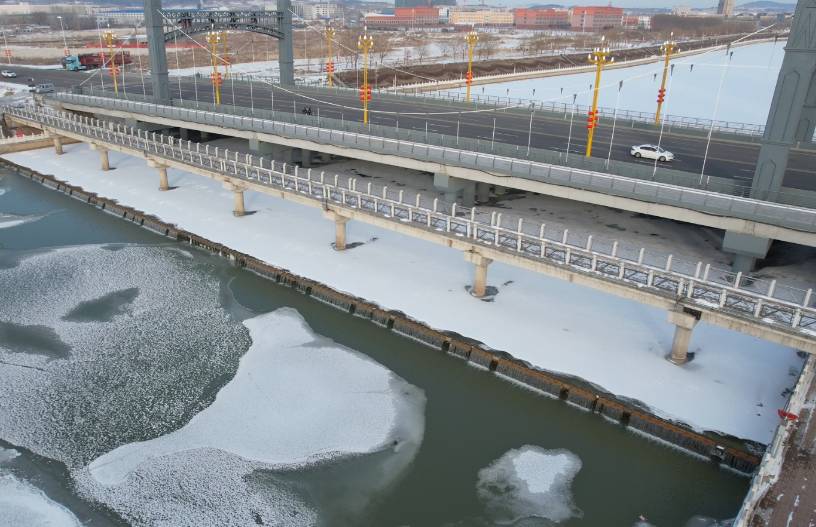 difference between a lake and a dam
